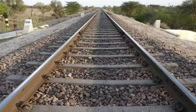 ساہیوال: ماں نے 2 بچوں سمیت ٹرین کے نیچے آ کر خودکشی کرلی