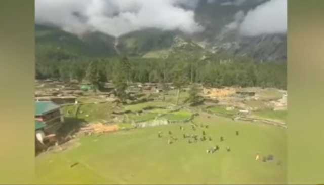 فیری میڈوز روڈ سیلاب اور لینڈ سلائیڈنگ کے باعث بند، سیاح ریسکیو کیے جانے کے منتظر
