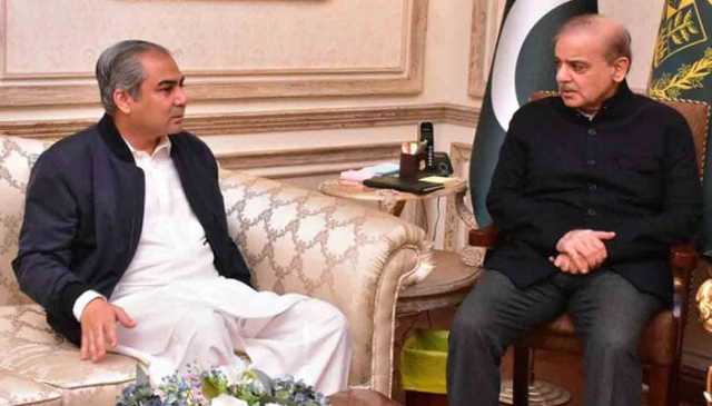 وزیرِ داخلہ کی وزیرِ اعظم سے ملاقات، زائرین کی نئی پالیسی سے متعلق بریفنگ دی