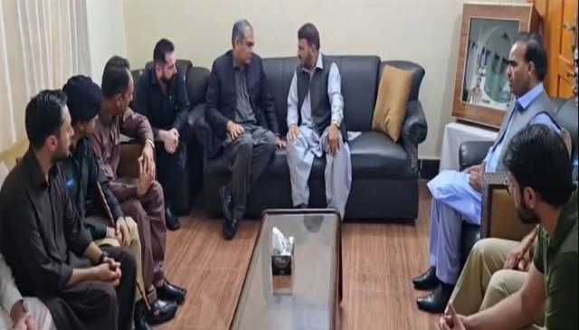 محسن نقوی کی مظفر آباد میں شہید میجر رب نواز کی رہائشگاہ آمد، اہلخانہ سے تعزیت
