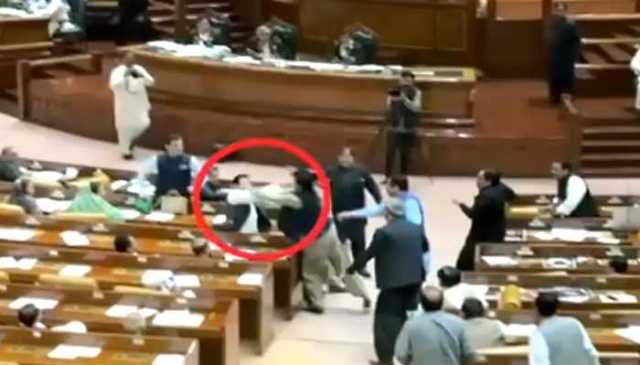 پنجاب اسمبلی میں اپوزیشن رکن نے حکومتی رکن کو تھپڑ رسید کردیا