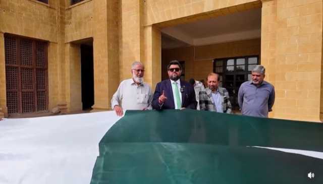 کراچی: دنیا کا سب سے بڑا بغیر سلائی والا پاکستانی پرچم آج گورنر ہاؤس میں لہرایا جائے گا