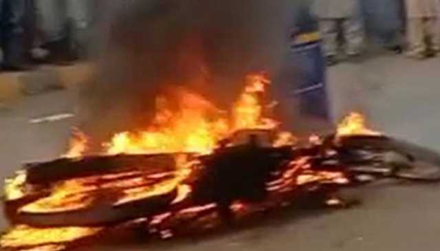 رحیم یار خان: موٹرسائیکلوں کی ٹکر کے بعد آگ بھڑک اٹھی، 3 افراد جان سے گئے