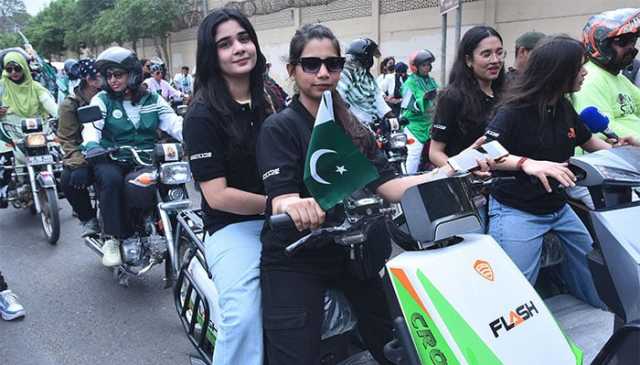 کراچی میں خواتین بائیک ریلی، 100 سے زائد خواتین نے حصہ لیا
