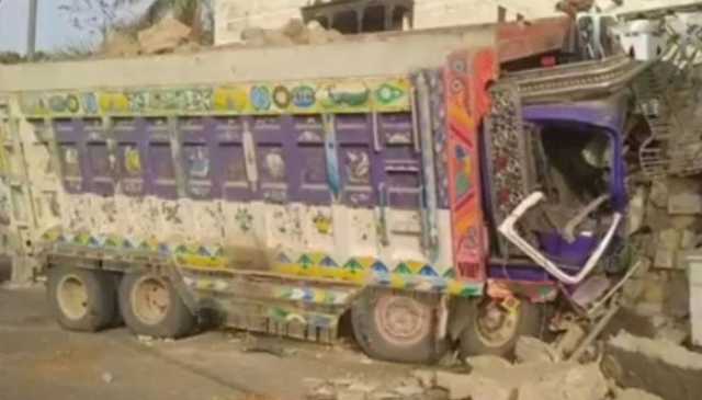 کراچی، ڈیفنس لائبریری کے پاس بےقابو ٹریلر بنگلے کی دیوار سے ٹکرا گیا