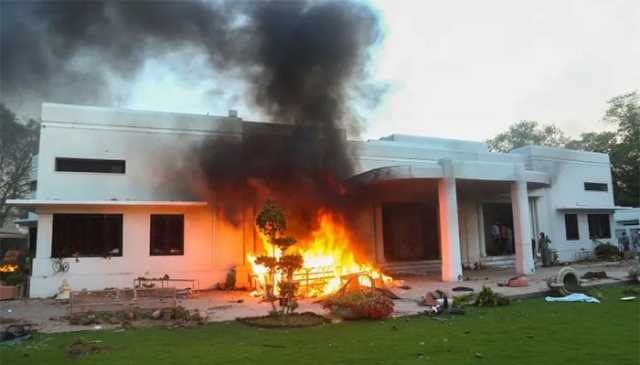 تھانا شادمان اور جناح ہاؤس کے قریب پولیس گاڑیاں جلانے کا ٹرائل مکمل، ملزمان کو عدالت کے باہر جانے سے روک دیا