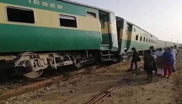 رحیم یار خان: عوام ایکسپریس کی 3 بوگیاں پٹری سے اتر گئیں