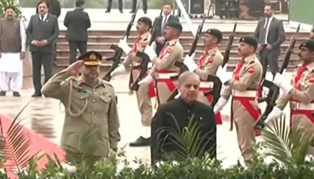وزیر اعظم شہباز شریف نے پاکستان مونومنٹ پر پرچم کشائی کی