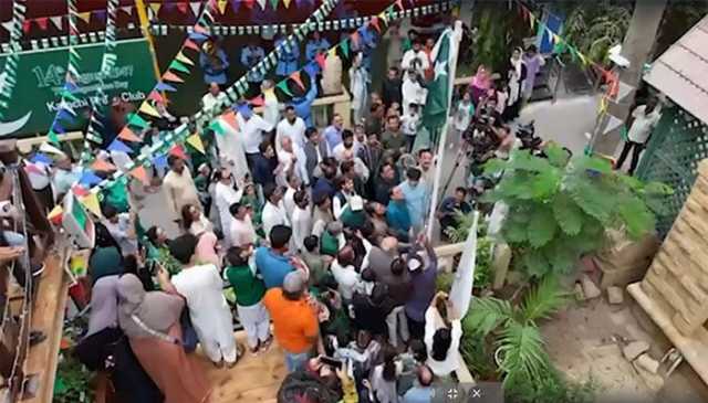 کراچی پریس کلب میں جشنِ آزادی، میئر کراچی مرتضی وہاب نے پرچم کشائی کی