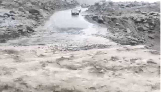 آزاد کشمیر: دریاوں میں طغیانی، کار بہہ گئی، سیاحوں کو بچا لیا گیا