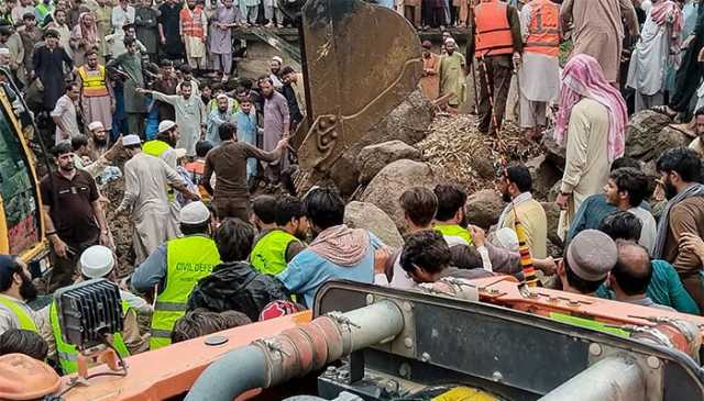 پاک فوج نے خیبر پختونخوا میں سیلاب سے متاثرہ عوام کی بحالی کیلئے ایک دن کی تنخواہ اور راشن وقف کردیا