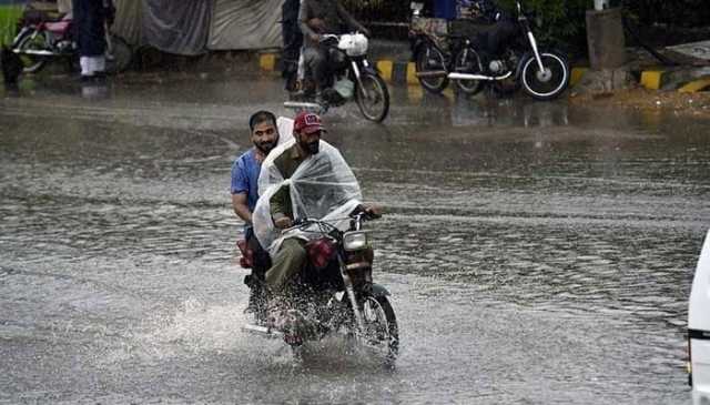 کراچی میں صبح سویرے بارش سے موسم خوشگوار ہوگیا