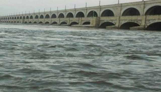 دریائے سندھ میں سکھر بیراج پر نچلے درجے کا سیلاب آگیا