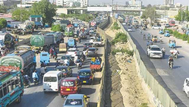 کراچی: ریڈ لائن منصوبے میں غیر معمولی تاخیر، شہری اذیت کا شکار
