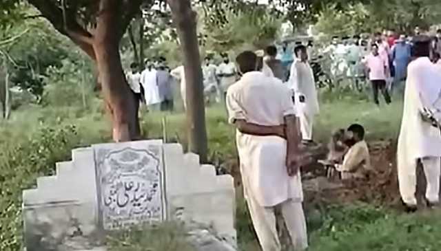 سیالکوٹ: مویشی چوری پر پنچایت کا مدعیان سے قبر میں کھڑا کر کے حلف