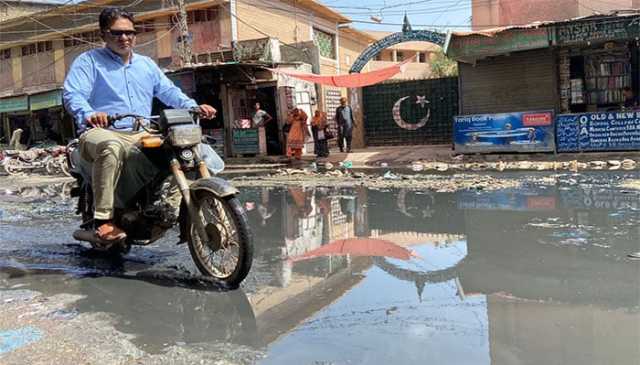 کراچی کی میڈیسن مارکیٹ اور اردو بازار سیوریج نالے بن گئے، طالبات اور حاملہ خواتین کیلئے مشکلات