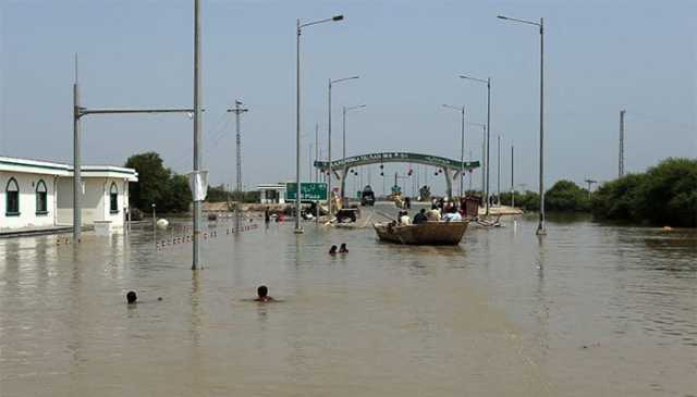 گھوٹکی میں سیلاب، 60 سالہ خاتون ہنر کی بدولت اپنے بچوں کا سہارا بن گئیں