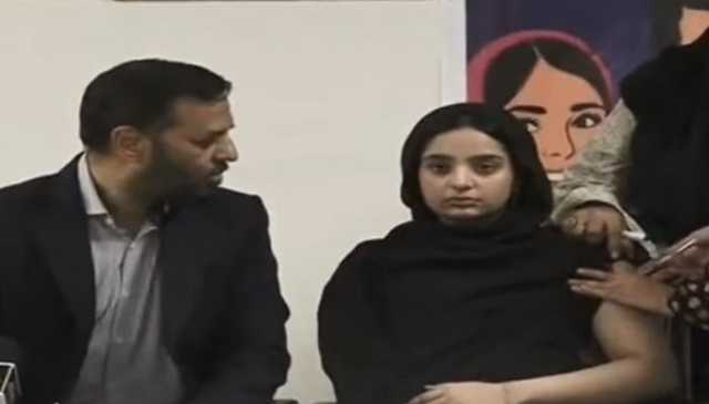 مصطفیٰ کمال نے اپنی بیٹی کو سرویکل کینسر سے بچاؤ کی ویکسین لگوا دی