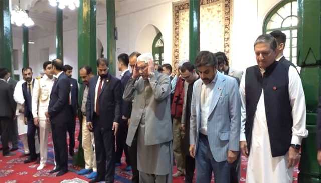 صدر زرداری کا کاشغر کی تاریخی عیدگاہ مسجد کا دورہ، نماز کی ادائیگی