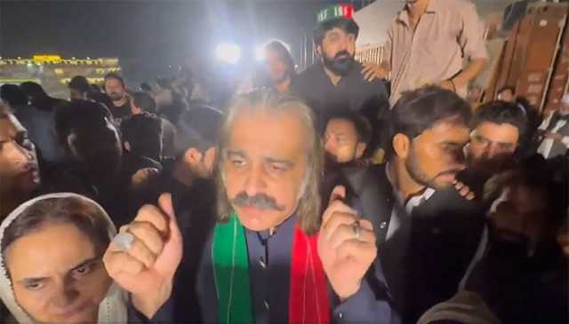 پشاور: علی امین کا جلسہ گاہ کا دورہ، دھکم پیل سے اسٹیج کا وی آئی پی گیٹ ٹوٹ گیا