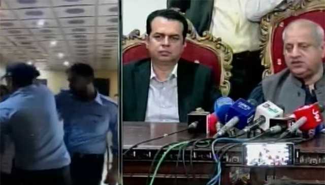 پولیس تشدد کے واقعے پر صحافیوں سے غیر مشروط معافی مانگتا ہوں، طلال چوہدری