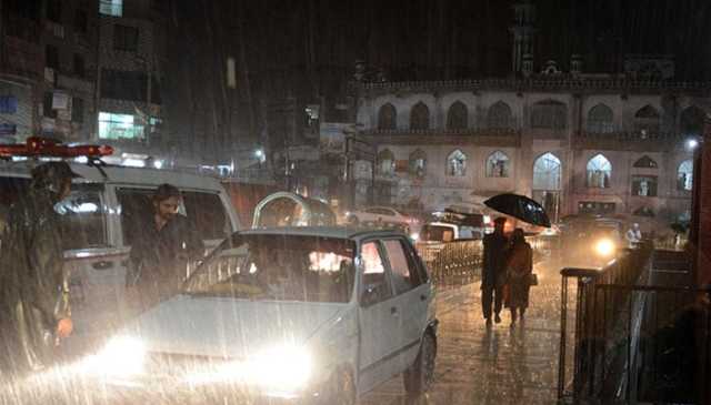 ملک کے مختلف شہروں میں بارش، بالائی علاقوں میں موسم سرد ہوگیا