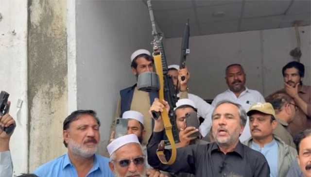 مردان: ایمل ولی خان کو سیکیورٹی فراہم کرنے کے نام پر اسلحہ لہرانے والوں کیخلاف پرچہ کٹ گیا