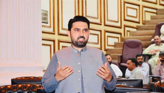 گورنر کے پی نو منتخب وزیراعلیٰ کی حلف برداری تقریب میں آتے ہوئے گرتے گرتے بچے