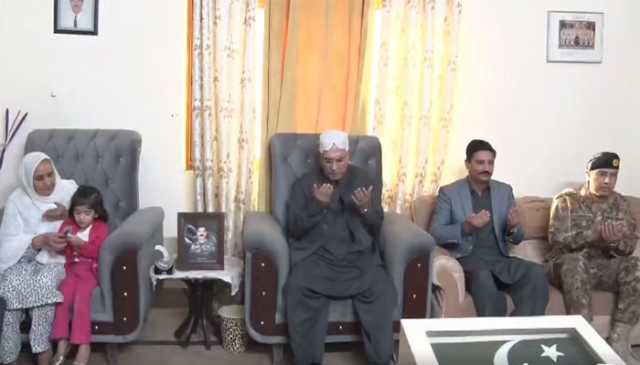 صدر آصف زرداری کی لیفٹیننٹ کرنل جنید شہید کے گھر آمد، اہلخانہ سے تعزیت