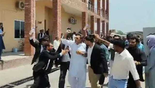 خاور مانیکا پر مبینہ تشدد کا کیس: پی ٹی آئی وکلاء کے وارنٹ گرفتاری جاری