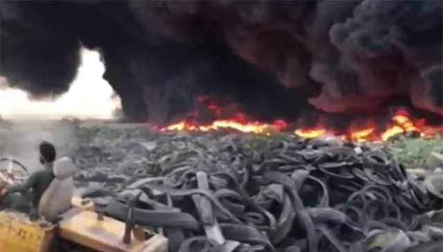 کراچی: ٹائروں کے گودام میں آگ لگ گئی