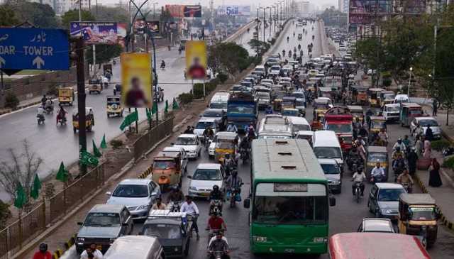 کراچی: مختلف نوعیت کی 184 ہیوی وہیکلز کے بھی ای چالان کیے گئے، پولیس