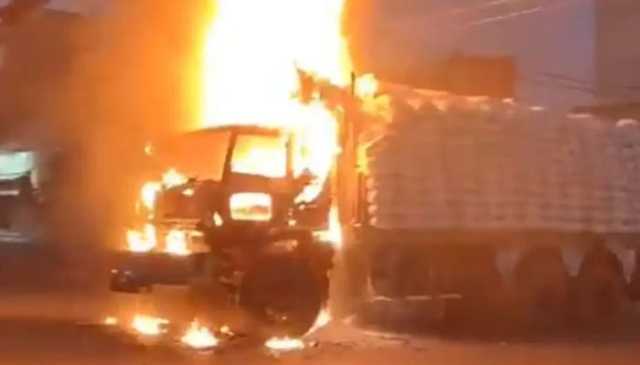 کراچی، ڈمپر کی ٹکر سے شہری جاں بحق، مشتعل افراد نے ڈمپر کو آگ لگادی