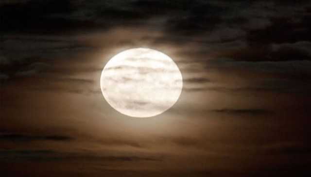 سال کا سب سے روشن اور بڑا سُپر مون آج اپنی پوری آب و تاب کے ساتھ چمکے گا