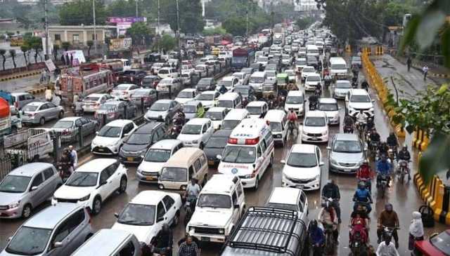 کراچی: نمائش چورنگی بند ہونے سے مختلف مقامات پر ٹریفک کی روانی شدید متاثر