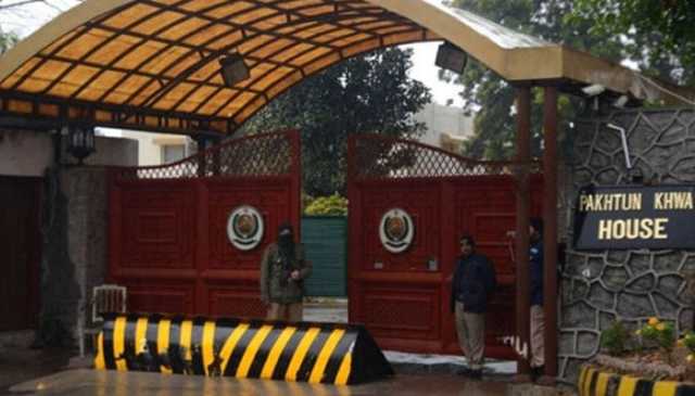 ُPTI رہنماؤں کے وارنٹ گرفتاری کا معاملہ، اسلام آباد پولیس کے پی ہاؤس پہنچ گئی