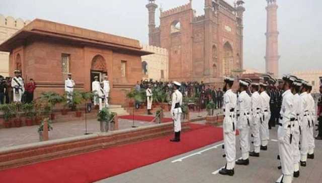 مزارِ اقبال پر پاک بحریہ کے دستے نے گارڈز کے فرائض سنبھال لیے