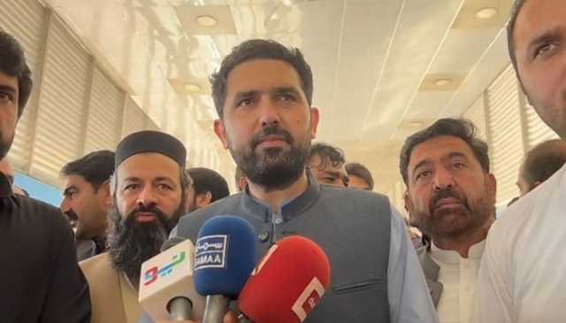 وزیر اعلیٰ سہیل آفریدی کا بی آر ٹی پشاور کا دورہ، عام شہری کی طرح بس میں سفر کیا