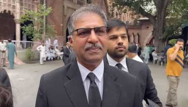 پوری کوشش کریں گے کہ آج حکومت 27ویں آئینی ترمیم سینیٹ سے پاس نہ کرسکے: سینیٹر علی ظفر