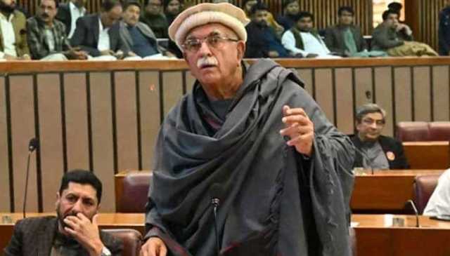 محمود خان اچکزئی نے 27ویں ترمیم کے بل کی کاپی پھاڑ دی