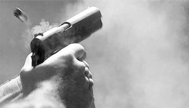 کراچی: کار پر فائرنگ، 1 شخص جاں بحق، خاتون شدید زخمی