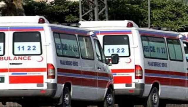 نواب شاہ: گدھا گاڑی کو بچاتے ہوئے مسافر کوچ اُلٹ گئی، 2 افراد جاں بحق، 13 زخمی