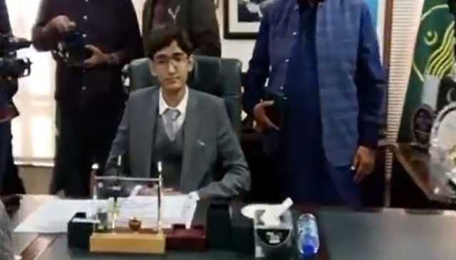 وزیر تعلیم پنجاب نے بچوں کے عالمی دن پر اپنے عہدے کا چارج طالبعلم کو سونپ دیا