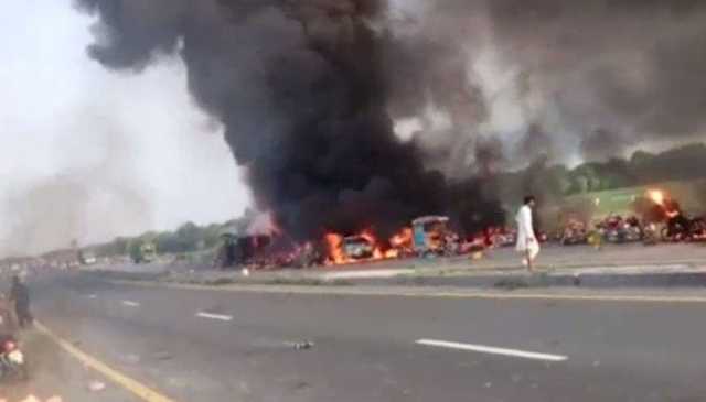 رحیم یارخان: آئل ٹینکر میں آگ لگنے سے ویلڈر سمیت 4 افراد جھلس کر جاں بحق