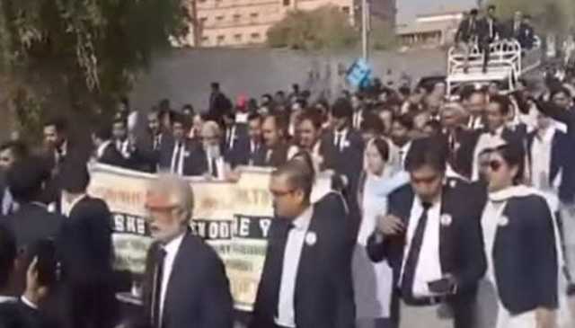 کراچی، وکلا کی وزیراعلیٰ ہاؤس کی جانب ریلی، پولیس سے جھڑپ