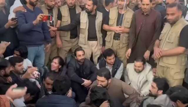 وزیرِ اعلیٰ کے پی سہیل آفریدی نے اڈیالہ روڈ پر دھرنا دیدیا