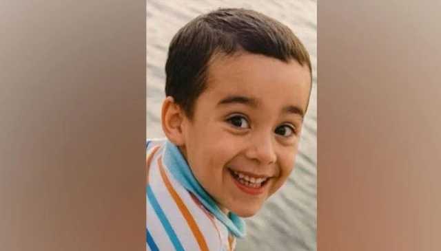 کراچی: گٹر میں گرنیوالے بچے کی لاش نکالنے والے لڑکے کو ایس ایس پی نے ہار پہنایا، گلدستہ دیا