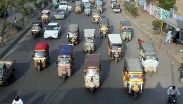 کراچی کی 26 سڑکوں پر رکشوں پر پابندی عائد