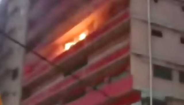 کراچی: ایم اے جناح روڈ پر شاپنگ مال میں آگ لگ گئی