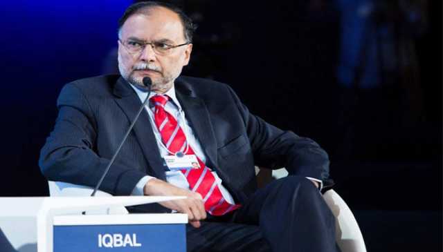 پی ٹی آئی فیصلہ کرے کہ ریاست کیساتھ ہے یا متنازع قیادت کے؟ احسن اقبال